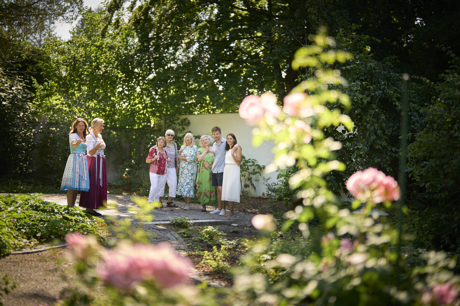 Pärchen mit Stadtbild Bad Tölz im Hintergrund